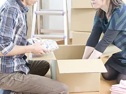 引っ越しの準備・片付けをしている写真