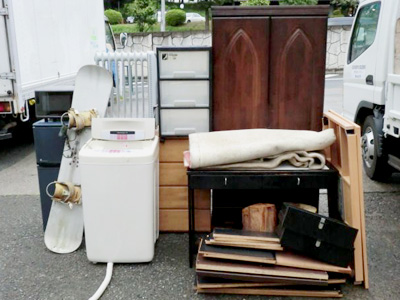 回収品目の例。縦型洗濯機、スケボー、タンス、大型タンス、カラーボックス、2ドア冷蔵庫など