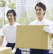 即日対応で不用品を回収に来たスタッフ